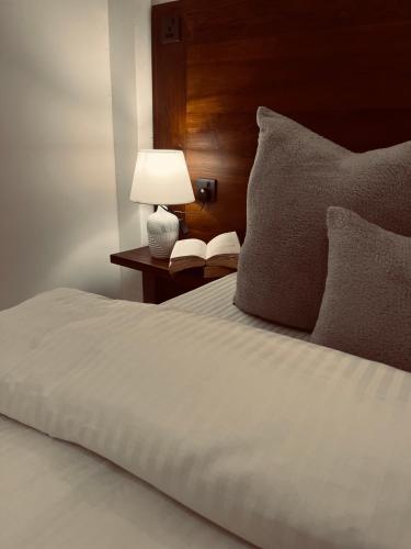 Deluxe King Room image 2