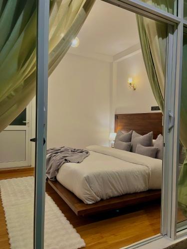 Deluxe King Room image 3