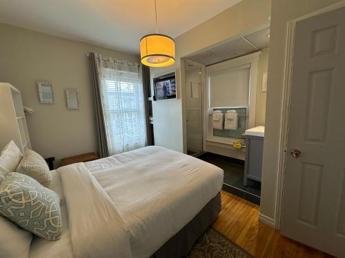 Standard Queen Room image 9