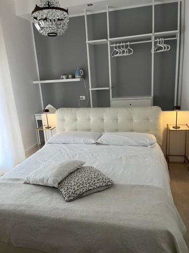 B&B Fleur Blanche — other in Via Goffredo Mameli 19, Verona IT, 37126
