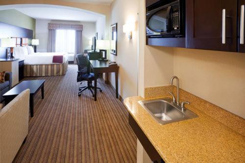 Holiday Inn Express Hotel & Suites Dallas West