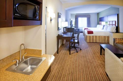 Holiday Inn Express Hotel & Suites Dallas West