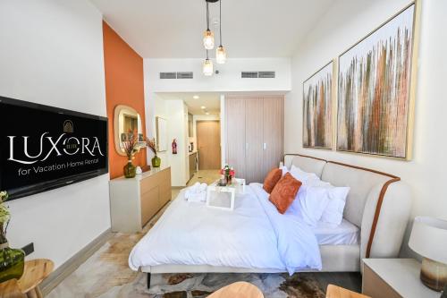 Discover a cozy luxury studio with a refreshing pool, just a 10-minute journey from the city's heart in Nad Al Sheba