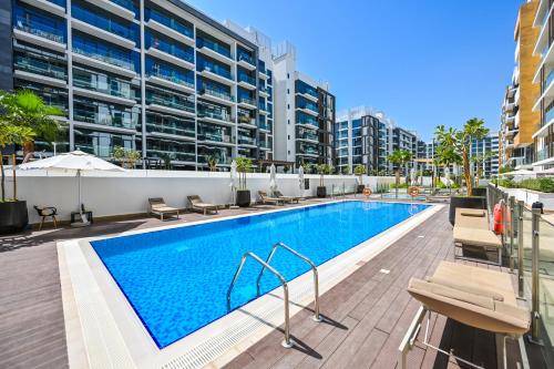 Swimming pool, Discover a cozy luxury studio with a refreshing pool, just a 10-minute journey from the city's heart in Nad Al Sheba