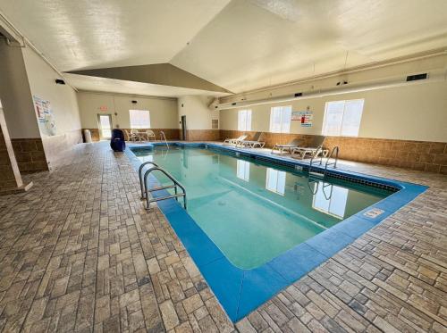 데이즈 인 & 스위트 바이 윈덤 시더 래피즈 - 수영장