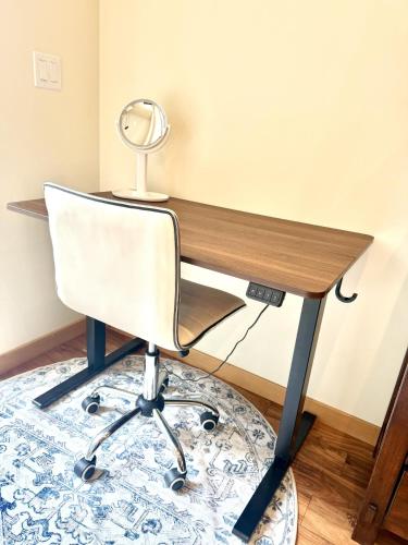 Luxury Family Retreat on Mercer Island Pet-Friendly, Pool Table, Patio & Near Seattle - Book Now & Save!