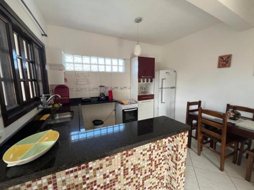 Konyha, Apto bem equipado, com 2 quartos acomoda até 6 pessoas confortavelmente (Apto bem equipado, com 2 quartos acomoda ate 6 pessoas confortavelmente) in Ubatuba Center