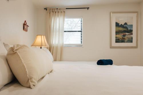 Affordable & New at Heart of SoCO Eateries, King Bed, Rain Shower, Big Fenced Yard, Austin