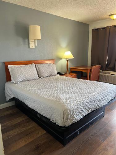 Budget Inn - image 8