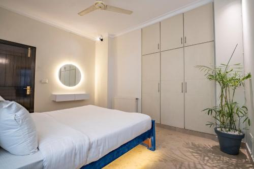 Serenity Suites - Luxury 2BR Apartment F-11 Islamabad - image 5