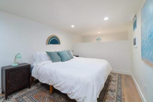 Modern 1-BR Apartment Close to Downtown Vibes - image 6