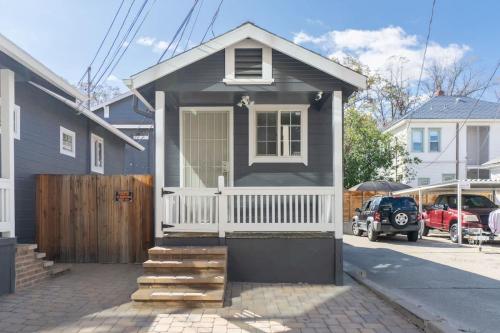 Modern 1-BR Apartment Close to Downtown Vibes - image 9