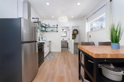 Modern 1-BR Apartment Close to Downtown Vibes - image 3