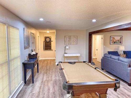 Decatur Chic Family Home with Pool Table