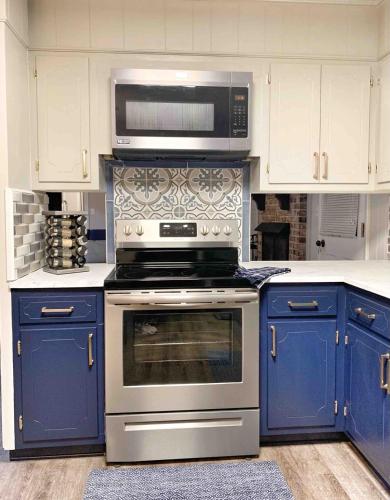 Decatur Chic Family Home with Pool Table Decatur Chic Family Home with Pool Table