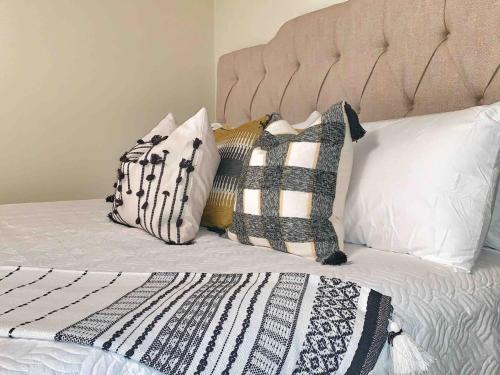 Decatur Chic Family Home with Pool Table Decatur Chic Family Home with Pool Table