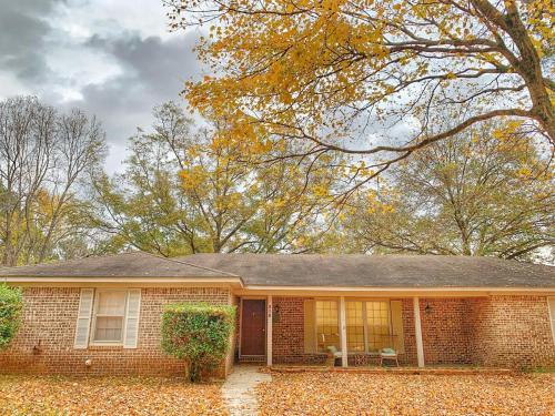 Decatur Chic Family Home with Pool Table in Decatur