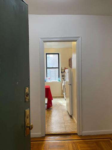2-Bedroom Apartment in the Bronx and Pet Friendly - 출입구