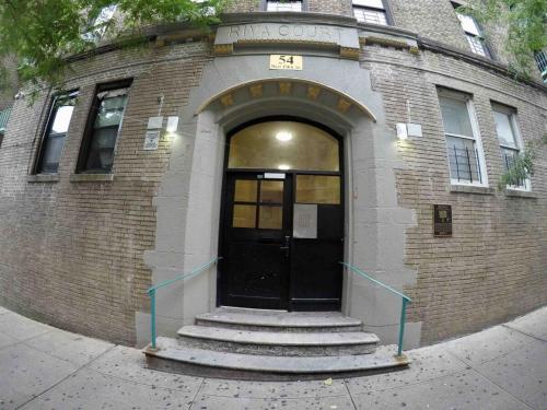 2-Bedroom Apartment in the Bronx and Pet Friendly - 출입구