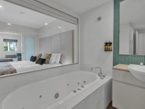 热水浴池, The Sand Resort Kingscliff&nbsp; - Holiday Management Co in 金斯克里夫
