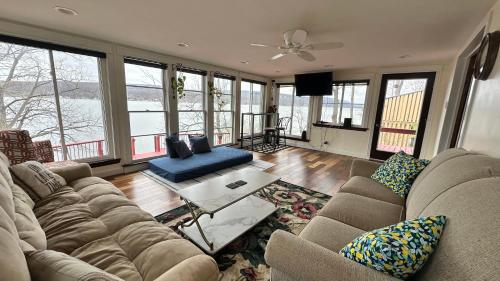Iekārtas, 4 Bedroom 2 Bathroom Lake Heaven with 50ft lakefront on Honeoye lake in Honeoja (NY)