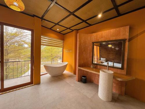 Cendana Trang An Retreat in 寧平