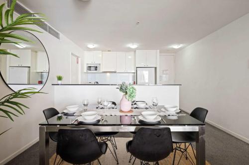 Cozy 2BR Apartment Steps from Darling Harbour - image 6