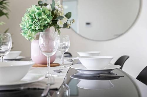 Cozy 2BR Apartment Steps from Darling Harbour - main image