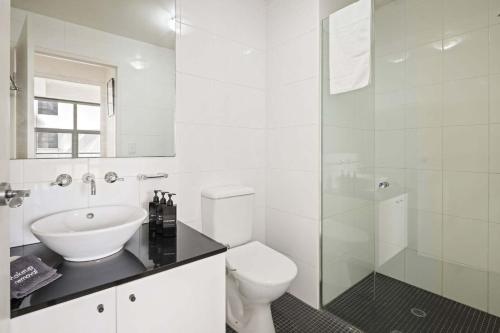 Cozy 2BR Apartment Steps from Darling Harbour - image 2