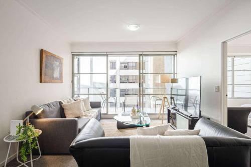 Cozy 2BR Apartment Steps from Darling Harbour - image 13
