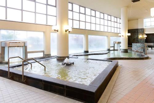Спа с гореща изворна вода, Spa Resort Hawaiians Hotel Hawaiians in Yumoto Station