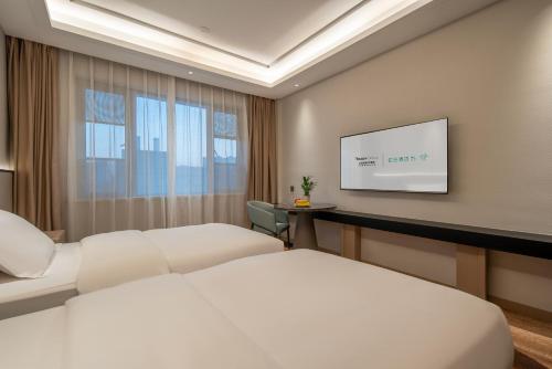 Twin Room with City View room in 忆泊城市酒店-临平宾馆