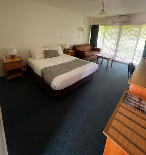 1 queen bed, 1 sofa bed