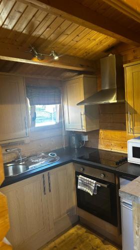 Lochinvar - Highland Log Cabin with Private Hot Tub in Plains