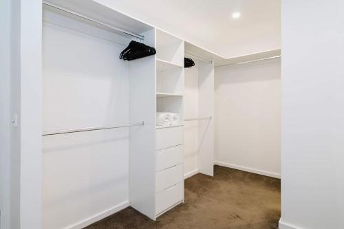 Abbotsford Abode With Pool Parking & Gym