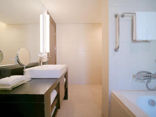 669442777 Holiday Inn Qingdao City Center by IHG - May 4th Square
