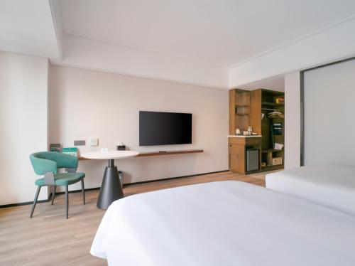669442825 Holiday Inn Qingdao City Center by IHG - May 4th Square
