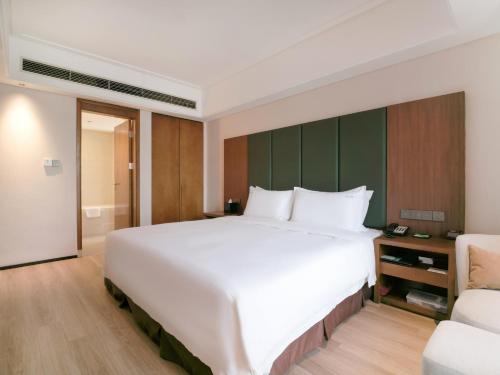 669442862 Holiday Inn Qingdao City Center by IHG - May 4th Square