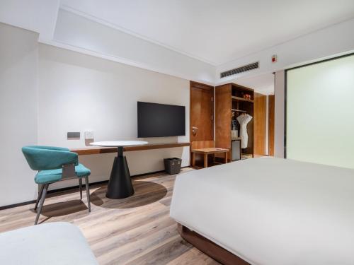 669443279 Holiday Inn Qingdao City Center by IHG - May 4th Square