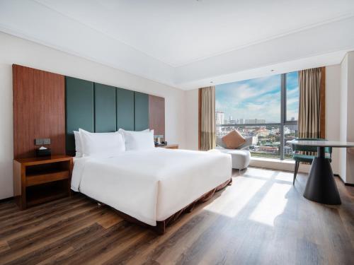 669443291 Holiday Inn Qingdao City Center by IHG - May 4th Square