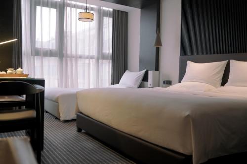 Xi'an Eastern House Boutique Hotel Room Type -  Deluxe Family Room with One King Bed and One Sofa Bed