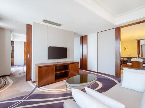669448576 Holiday Inn Qingdao City Center by IHG - May 4th Square