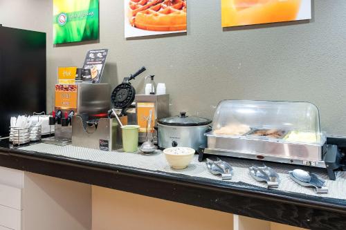 Quality Inn & Suites Lake Charles South - image 11