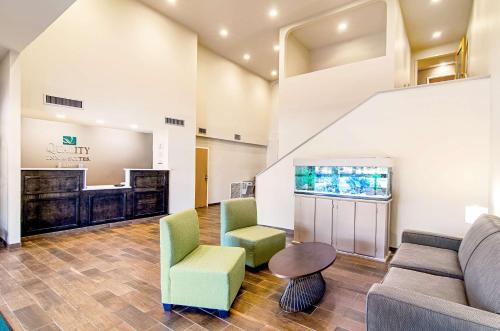 Quality Inn & Suites Near Tanger Outlet Mall in Gonzales, USA