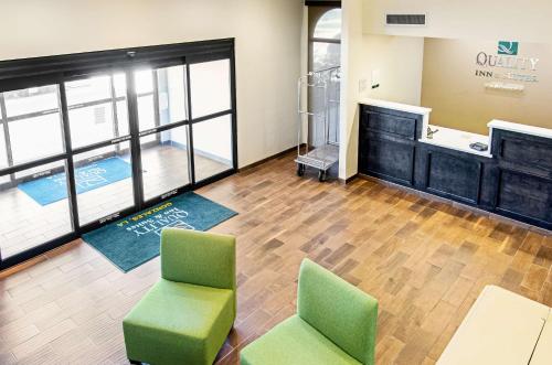 Quality Inn & Suites Near Tanger Outlet Mall in Gonzales, USA