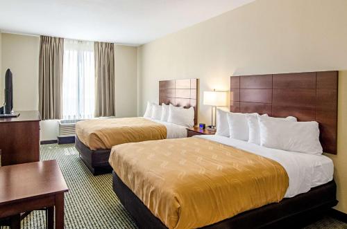 Quality Inn & Suites Near Tanger Outlet Mall in Gonzales, USA