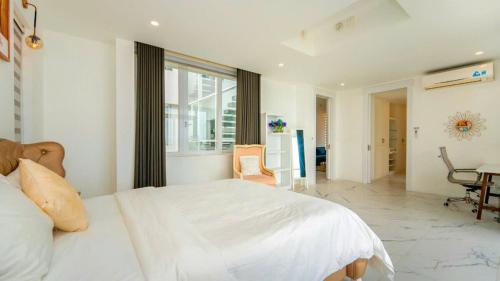 Ocean View Villa - 8 Bedrooms - In Great Location - Just 10M From The Beach