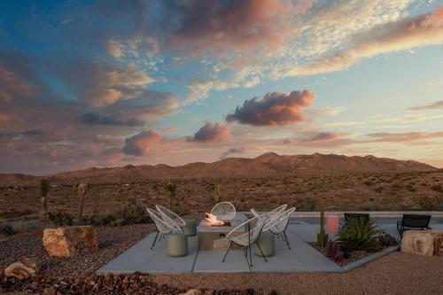 Sunstone Pool, Hot Tub & Mountain Views! in Yucca Valley, USA
