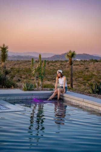 Sunstone Pool, Hot Tub & Mountain Views! in Yucca Valley, USA