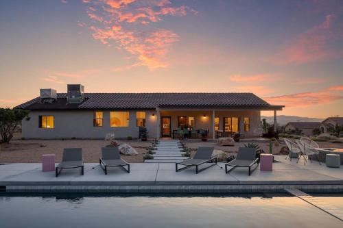 Sunstone Pool, Hot Tub & Mountain Views! in Yucca Valley, USA